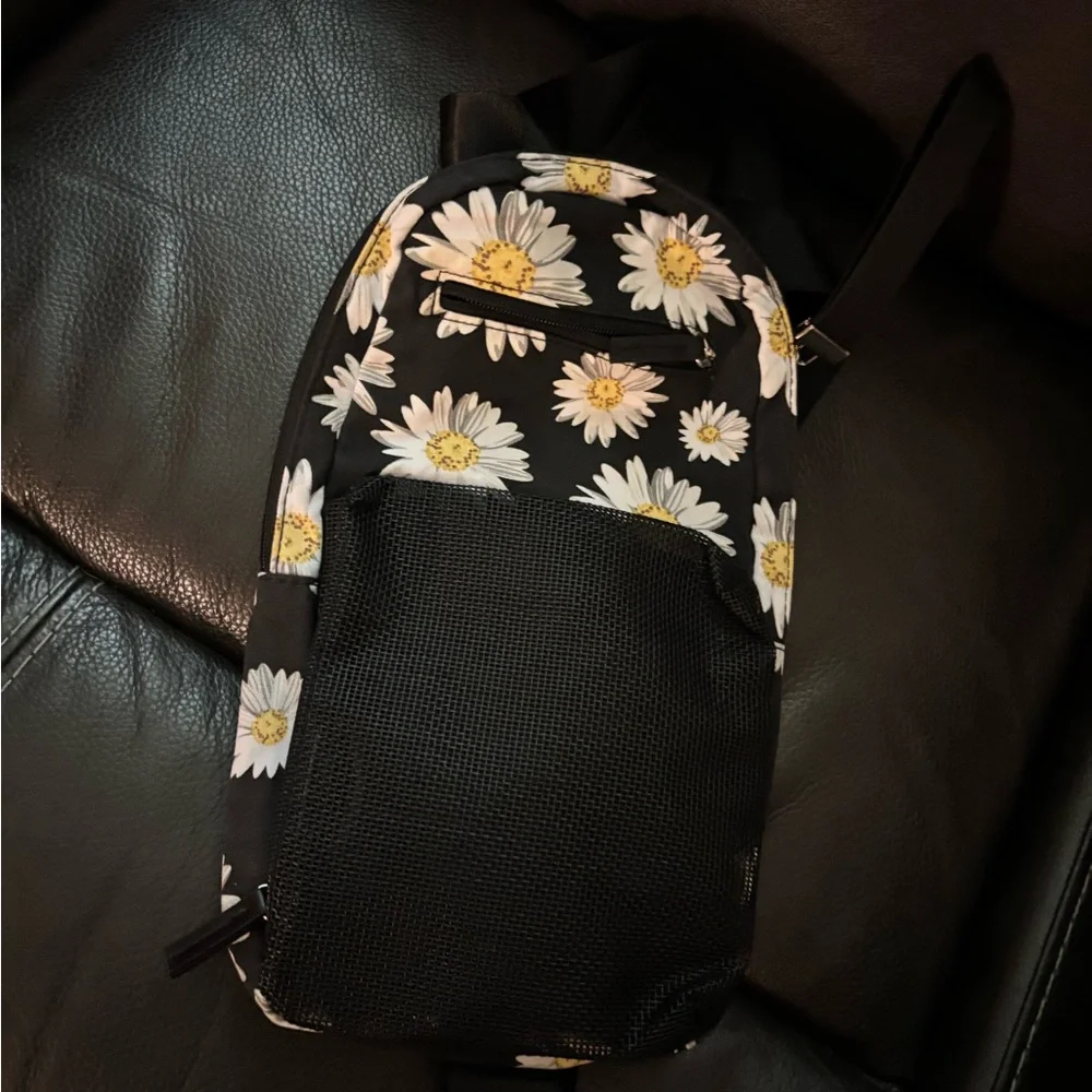 Daisy Print crossbody bag comes with gnome. - Picture 6 of 9